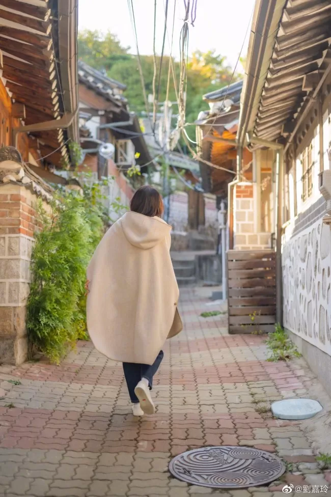 刘嘉玲秋日漫步韩屋村悠闲惬意