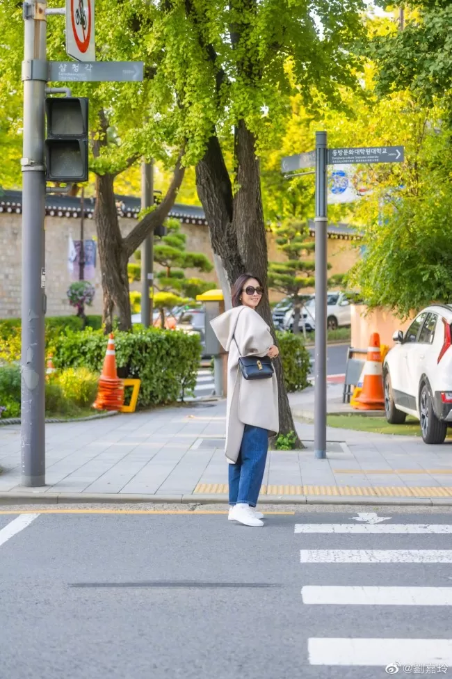 刘嘉玲秋日漫步韩屋村悠闲惬意