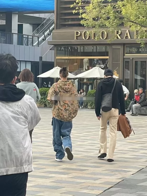 井柏然刘雯约会被拍 逛商场十指紧扣有说有笑