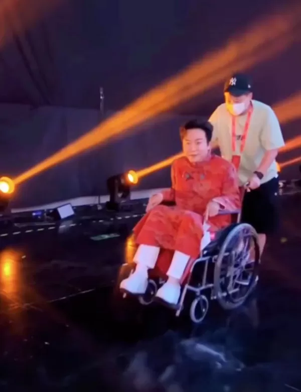 44岁李玉刚近况曝光 坐轮椅录节目身体状况差 面带疲倦状态不好