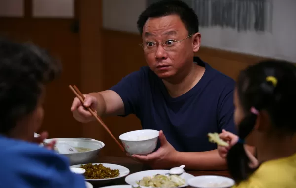 52岁邵峰晒片场农村生活 脚踩布鞋手挎竹篮