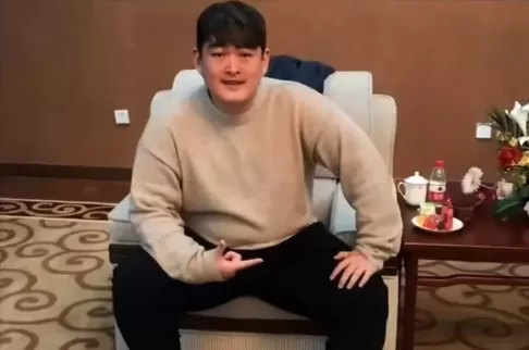 赵本山低调 儿子高调炫富:每月零花钱100万 利息多到花不完