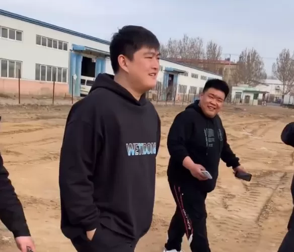 赵本山低调 儿子高调炫富:每月零花钱100万 利息多到花不完