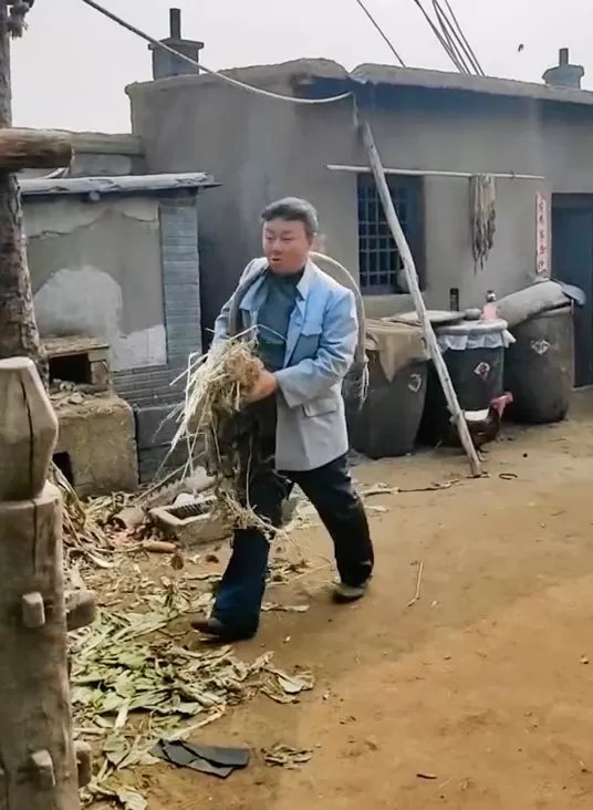 52岁邵峰晒片场农村生活    脚踩布鞋手挎竹篮