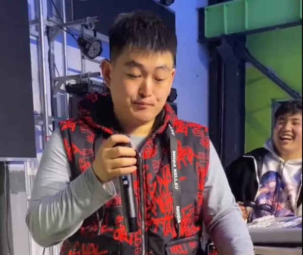 赵本山低调 儿子高调炫富:每月零花钱100万 利息多到花不完