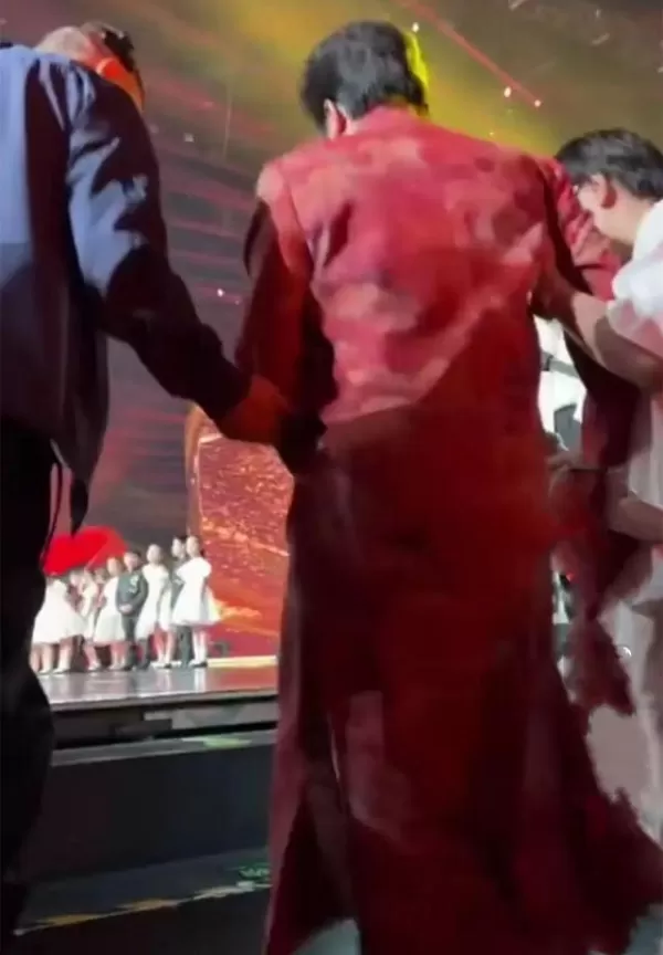 44岁李玉刚近况曝光 坐轮椅录节目身体状况差 面带疲倦状态不好