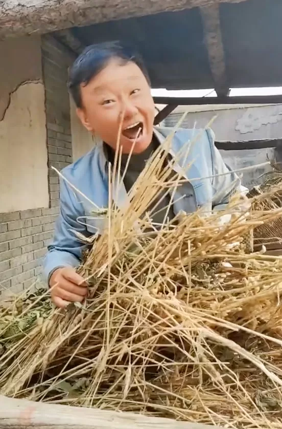 52岁邵峰晒片场农村生活 脚踩布鞋手挎竹篮