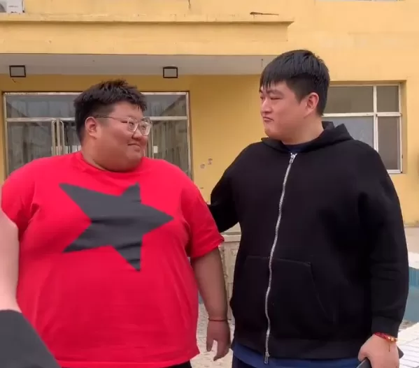 赵本山低调 儿子高调炫富:每月零花钱100万 利息多到花不完