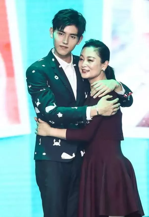 乌龙事件 摄影师拍到陈飞宇搂女子吃饭以为有新恋情 结果女方正脸曝光是陈红