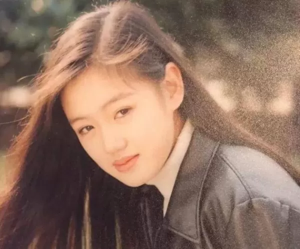 她是胡歌第一个公开承认女友 如今与友人合照胖到认不出