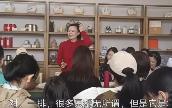 47岁龚琳娜室内大秀热舞 扭腰摆臀超卖力