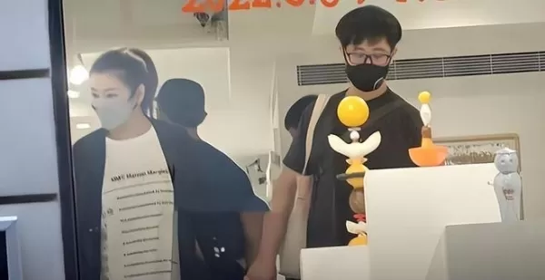 Selina与男友好事将近男友获得父亲认可 两人牵手看演唱会