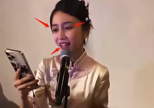 baby再曝聚会视频穿旗袍唱歌表情浮夸 舞台上摇晃彻底放飞自我