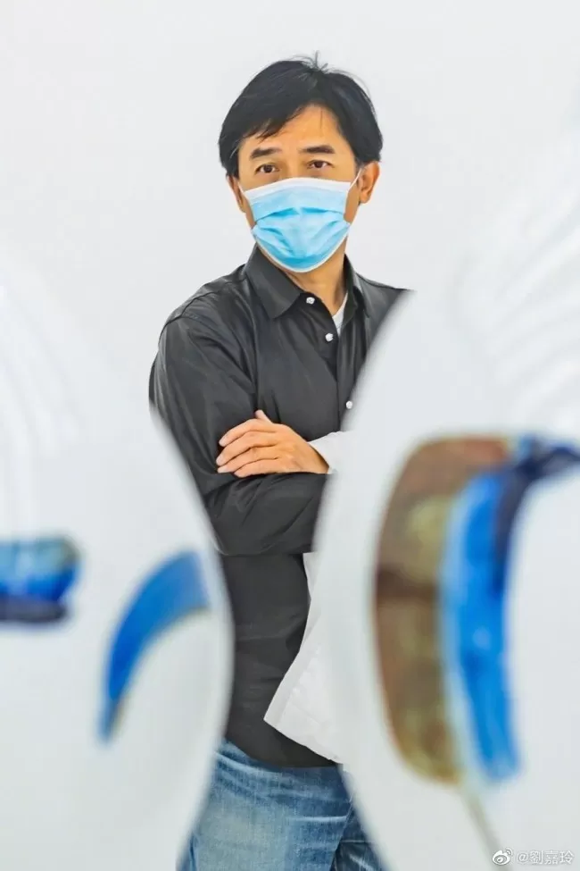 刘嘉玲分享梁朝伟最新骑单车照 少年感十足