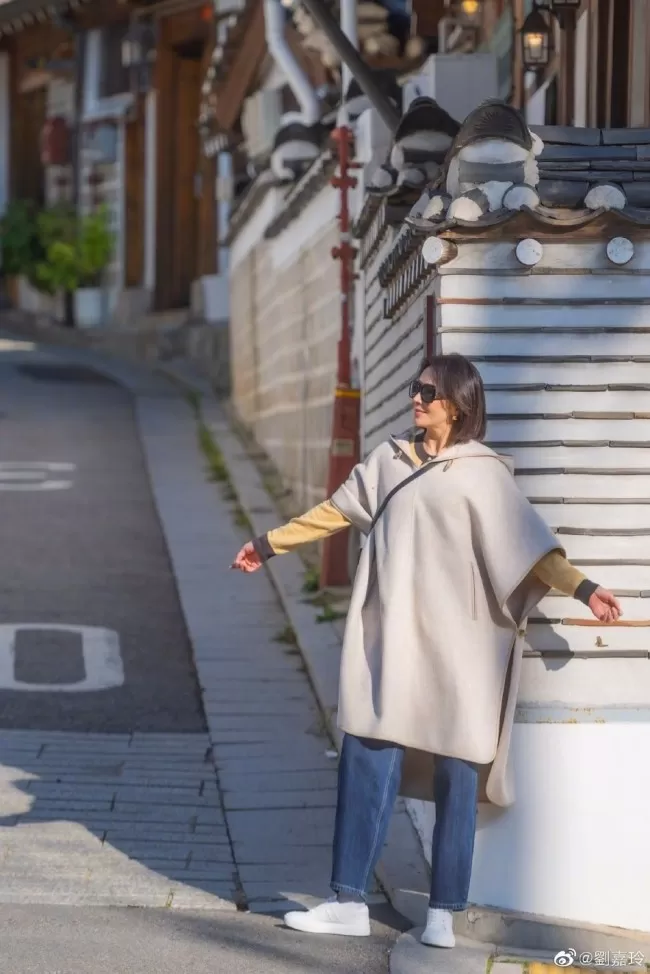 刘嘉玲分享梁朝伟最新骑单车照 少年感十足