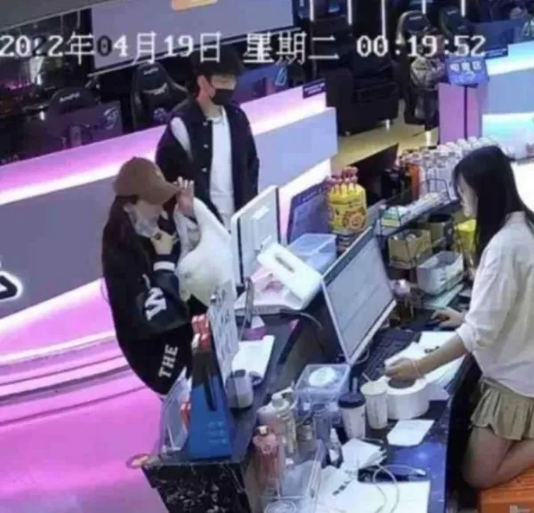 baby再曝聚会视频穿旗袍唱歌表情浮夸 舞台上摇晃彻底放飞自我