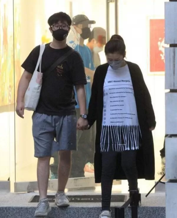 Selina与男友好事将近男友获得父亲认可 两人牵手看演唱会