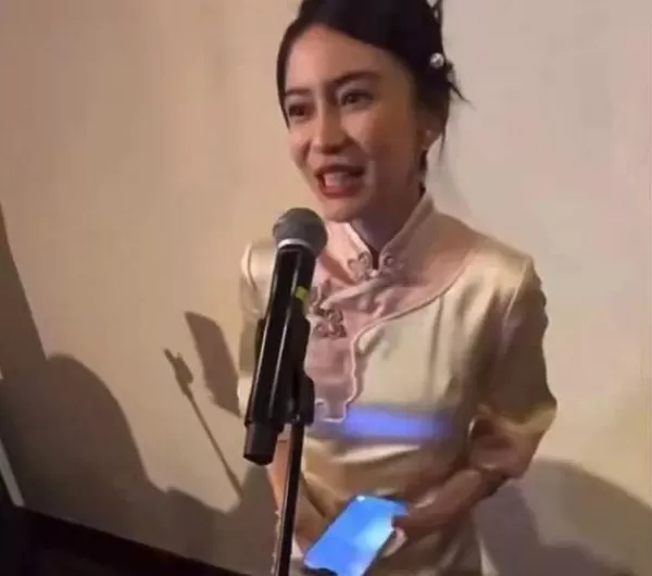baby再曝聚会视频穿旗袍唱歌表情浮夸 舞台上摇晃彻底放飞自我