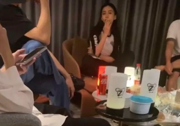 baby再曝聚会视频穿旗袍唱歌表情浮夸 舞台上摇晃彻底放飞自我