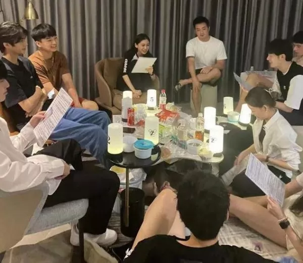 baby再曝聚会视频穿旗袍唱歌表情浮夸 舞台上摇晃彻底放飞自我