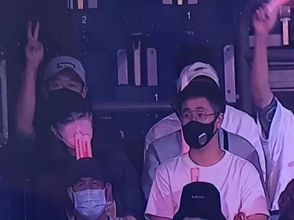 Selina与男友好事将近男友获得父亲认可 两人牵手看演唱会