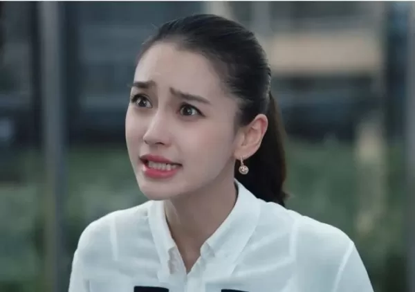 baby再曝聚会视频穿旗袍唱歌表情浮夸 舞台上摇晃彻底放飞自我