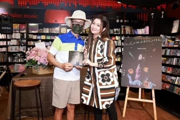 Selina与男友好事将近男友获得父亲认可 两人牵手看演唱会