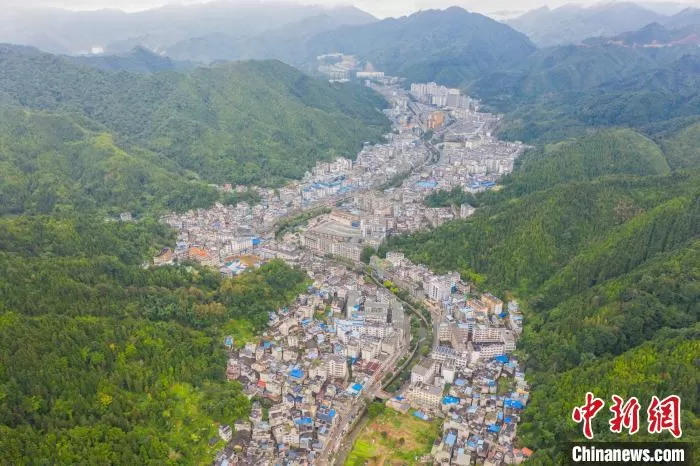 广西脱贫少数民族民众装修房子买小车 盼坐高铁去旅游