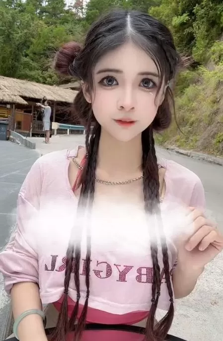 狗头萝莉被前男友曝不雅视频 从小就被骚扰