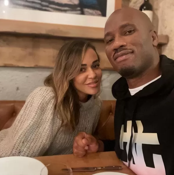 德罗巴携新女友出席金球颁奖典礼 告别20年糟糠之妻 新欢年轻又靓丽