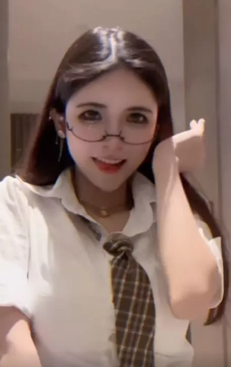 狗头萝莉被前男友曝不雅视频 从小就被骚扰