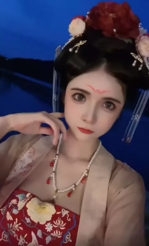 狗头萝莉被前男友曝不雅视频 从小就被骚扰