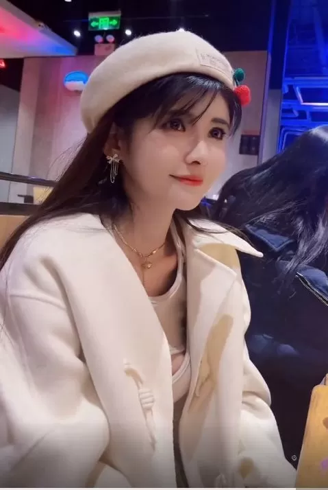 狗头萝莉被前男友曝不雅视频 从小就被骚扰