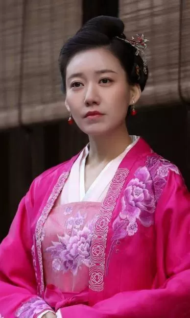 被白百合告密星途陨落 “隐退”7年后 靠演妖艳美人终于翻身