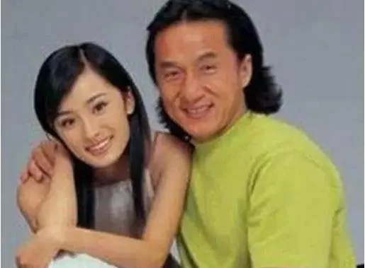 杨幂和成龙的一张照片 原来他们在19年前就认识
