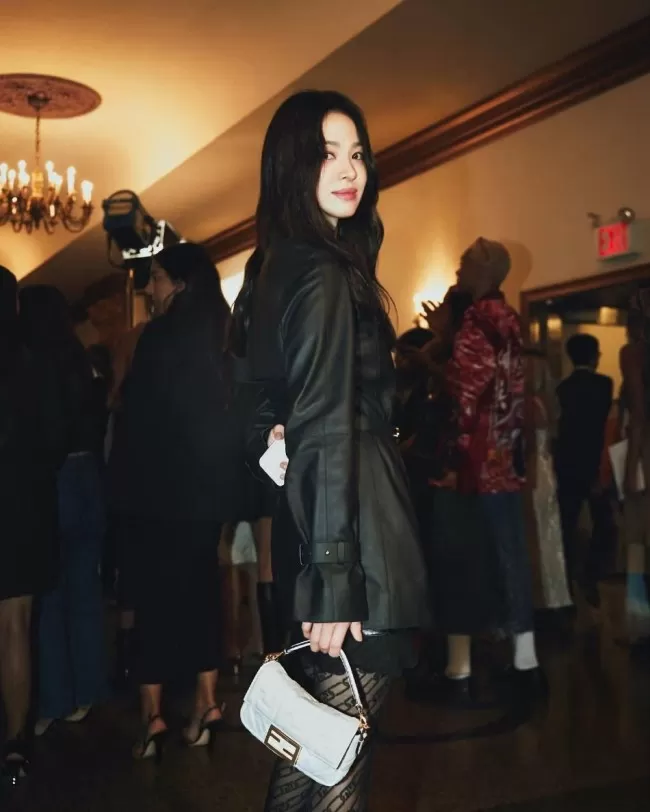 不愧是你啊 宋慧乔晒活动照 全黑造型气场拉满