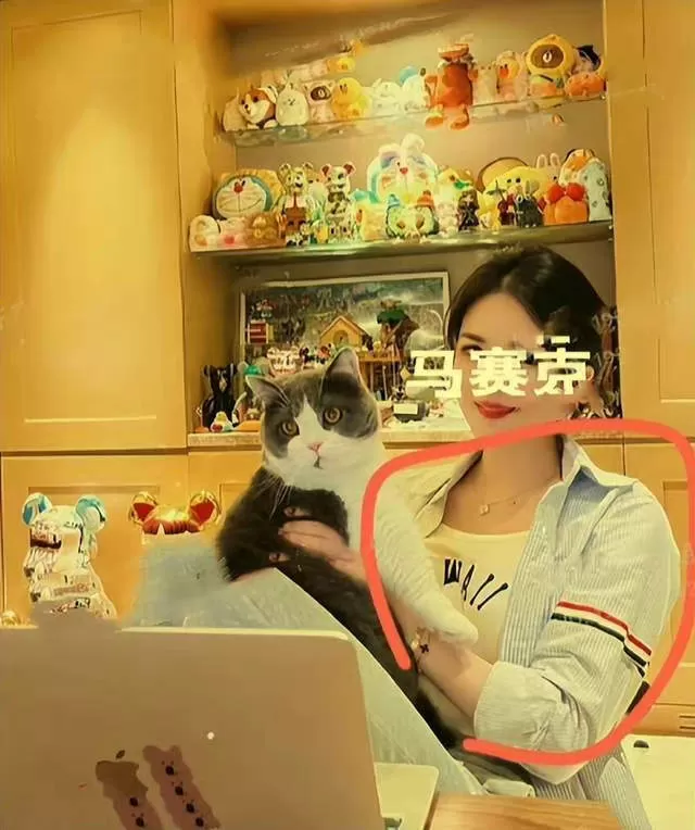 美女网红被曝盗窃十万财物不承认 穿窃衣炫耀