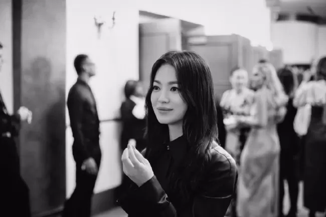 不愧是你啊 宋慧乔晒活动照 全黑造型气场拉满