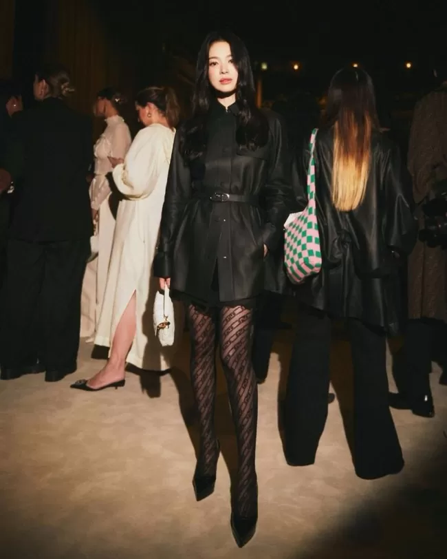 不愧是你啊 宋慧乔晒活动照 全黑造型气场拉满