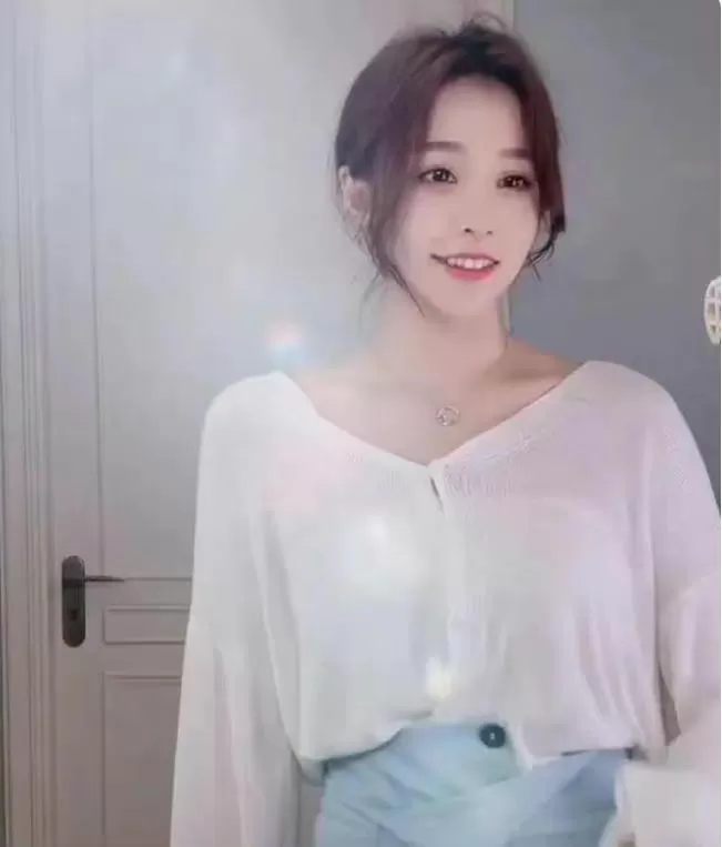 网红刘思瑶出镜大变脸认不出 美颜磨皮太过了