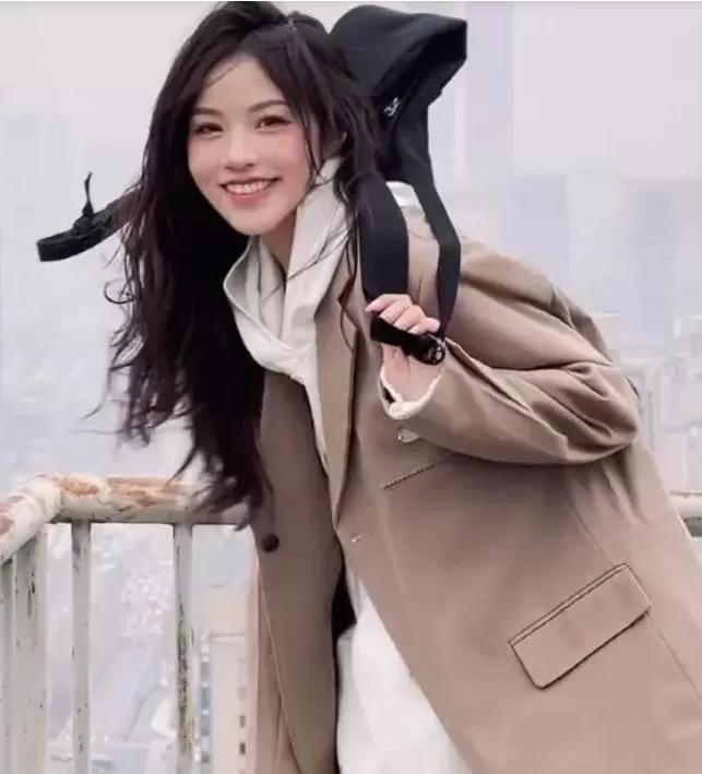 网红刘思瑶出镜大变脸认不出 美颜磨皮太过了