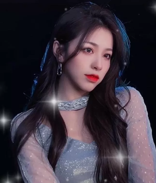 网红刘思瑶出镜大变脸认不出 美颜磨皮太过了