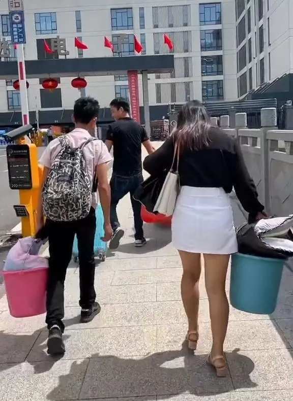 结婚欠下25万外债 小伙带着新婚妻子进厂打工 彩礼的意义在哪里