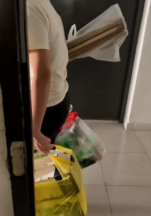 单亲妈妈手脚慢被工厂辞退 夹着凉席狼狈转身 泪水在眼眶里打转
