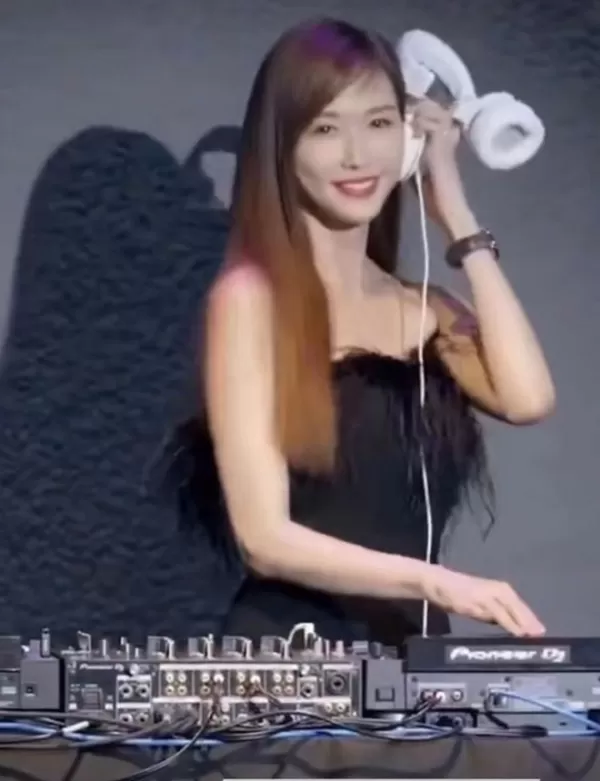 47岁林志玲现身活动做DJ打碟   穿抹胸裙美貌惊人 