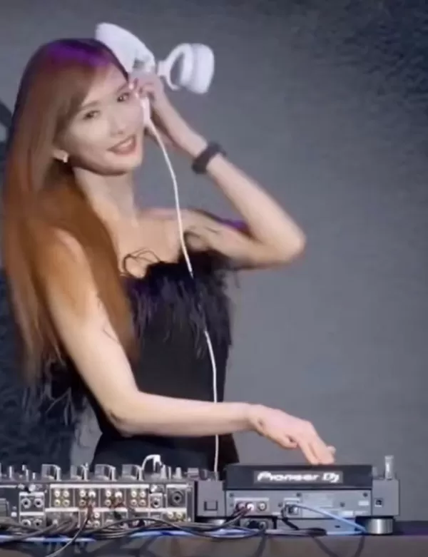 47岁林志玲现身活动做DJ打碟   穿抹胸裙美貌惊人
