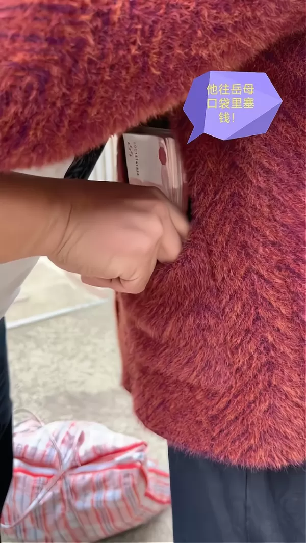 妻子不在人世 丈夫照顾年迈的岳母 临别之时往她兜里塞一万块钱