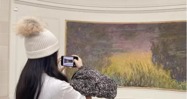 李湘母女法国看展 王诗龄一身装扮上万气质佳被赞是真正的名媛