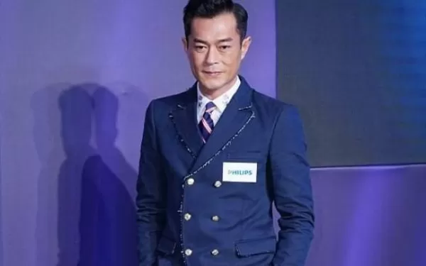 52岁古天乐现身伦敦疑似做医美模样变化大 脸部僵硬绷紧无表情