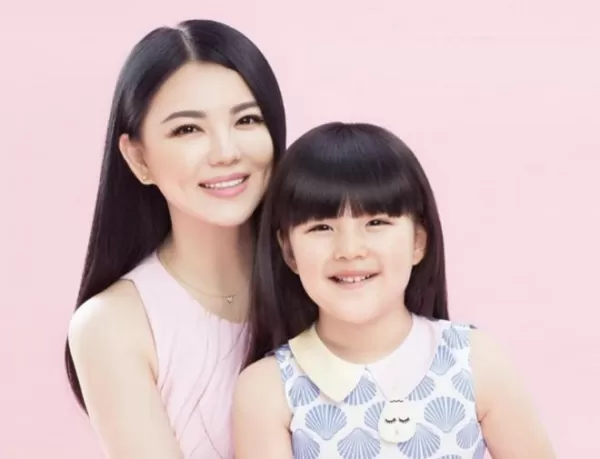 李湘母女法国看展 王诗龄一身装扮上万气质佳被赞是真正的名媛